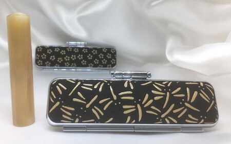 甲州印伝ケース付牛角純白印鑑 雑貨 日用品 文房具 貴重な印材 姓のみ 名前のみ 12mm丸 認印用 銀行印用 