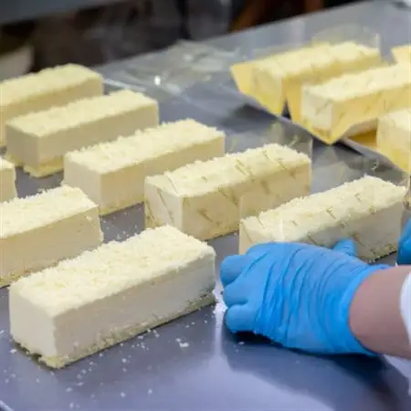 クランツ国誉店の濃厚チーズケーキ 200g×3本 冷凍 北海道_北海道 釧路町の老舗洋菓子店 クランツ国誉店 お菓子 人気 スイーツ ケーキ 冷蔵 プレゼント デザート 菓子 贈答用 贈答品 ギフト クリスマス クリスマスケーキ バレンタイン ホワイトデー 北海道 釧路町 釧路超 特産品 _【配送不可地域：離島】【1422886】