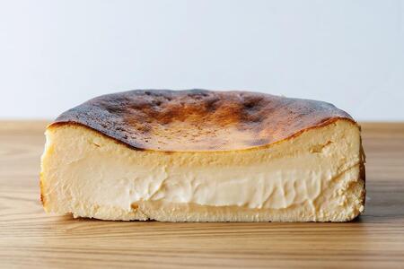 幸福のバスクチーズケーキ(小麦粉不使用)15cmホール 8~10人分 840g 1個