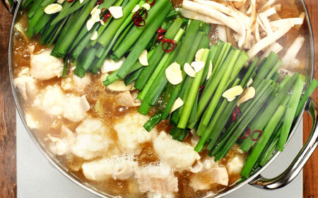 【もつ2倍】博多もつ鍋 ( 味噌味 ) 3人前 牛もつ 600g 味噌スープ ちゃんぽん麺 薬味 にんにく 唐辛子 鍋 モツ鍋 ホルモン 牛肉 お肉 小腸 名物 もつ鍋 国産 冷凍