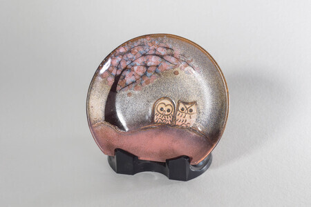 半月皿「フクロウと桜」ペア （株）布引焼窯元 滋賀県 東近江市 A-D08 ふくろう 桜 皿 プレート 陶器 銘々皿 和食器 工芸品 手描き 七彩天目 ペアセット 縁起物 ギフト 贈答品 贈り物 焼き物