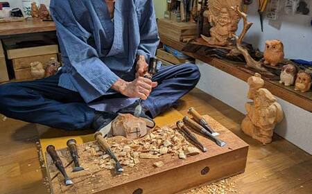 讃岐一刀彫 梟・幸せ梟(中) ハート模様・リボン付き 木彫り 縁起物 ふくろう フクロウ 梟 シマ梟 置物 置き物 インテリア 四国 F5J-675