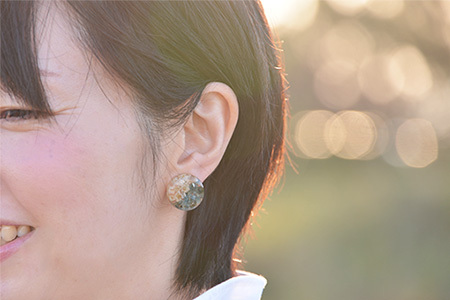 木の藍染×小花　樹脂ピアス【徳島 那賀 木 木の藍染×小花 樹脂 アクセサリー ピアス ジュエリー シンプル 上品 大人 エレガント かわいい おしゃれ オフィス 女性 レディース プレゼント ギフト 手作り】TR-14-2