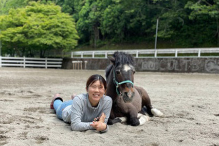 自然の中で動物とふれあい＆乗馬体験 1名【徳島県 那賀町 乗馬 馬 動物 体験チケット 体験型 観光乗馬 ふれあい 観光 旅行 遊び アクティビティ お出かけ レジャー アウトドア アニマルセラピー 癒し リフレッシュ クラブコルツ】CC-1