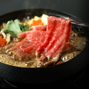 【和牛セレブ】神戸牛すき焼き（モモ）200g　【黒折箱入り】