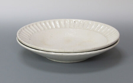 【美濃焼】鎬 24cm パスタ皿 粉引（太）2枚セット【藤山窯】【TOKI MINOYAKI返礼品】焼き物 お皿 皿 食器 おしゃれ 縁 リム しのぎ かわいい 大皿 ディナープレート ワンプレート 盛り皿 パスタ皿 主菜皿 サラダ皿 デザート皿 カフェ食器[MAH123]