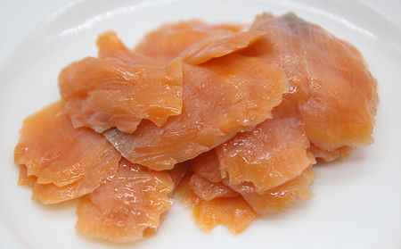 讃岐の極上スモークサーモン切落し　300g 魚貝類 加工食品 美味しい脂 濃い旨味 ノルウェー産 アトランティックサーモン 