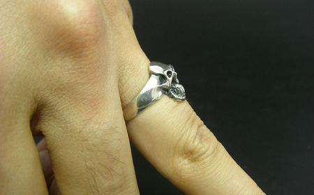 Small skull ring スモール スカル リング ｜ 指輪 小ぶり で さりげなく 身に着ける ことができる スカル 初心者 に おすすめな 一品 です シルバー アクセサリー 髑髏 モチーフ 925 選べる サイズ プレゼント 年末年始 お中元 お歳暮 内祝い 快気祝い