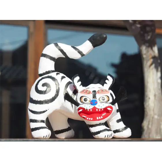 【ふるさと納税】腰高とら（こしだかとら）Mサイズ 白色 伝統工芸品 張り子 干支 寅年 手づくり 縁起物 魔除け おしゃれ 置物 インテリア おもちゃ 人形 民芸品 