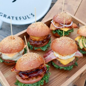 CAMPING with GRATEFUL'S【3名分】《 惣菜 ハンバーガー バーガー チーズ セット 手作りキット グルメ キャンプ飯 》【2401I13401】
