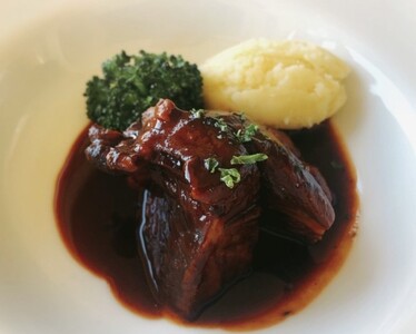 【「近江牛」ごろっと贅沢【洋風デミ煮込み】肉 牛肉 ブランド牛 三大和牛 和牛 黒毛和牛 保存食 レトルト おかず お惣菜 滋賀県 竜王