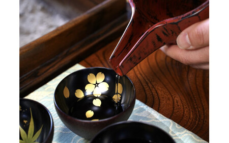 蒔絵付酒盃　２個組(桜と紅葉のセット)　【07208-0149-2】