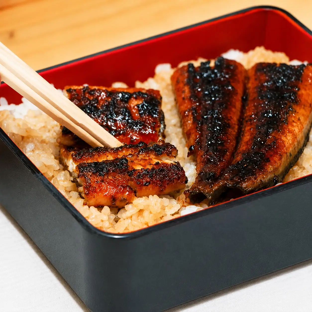 【全3回定期便】極上！国産うなぎ蒲焼 1尾×3回 計3尾 約600g 創業100年以上続く老舗 紀州備長炭でじっくり焼き上げた専門店の味 （タレ・山椒付き）/ うなぎ ウナギ 鰻 蒲焼 国産 ふるさと納税【tkb315】