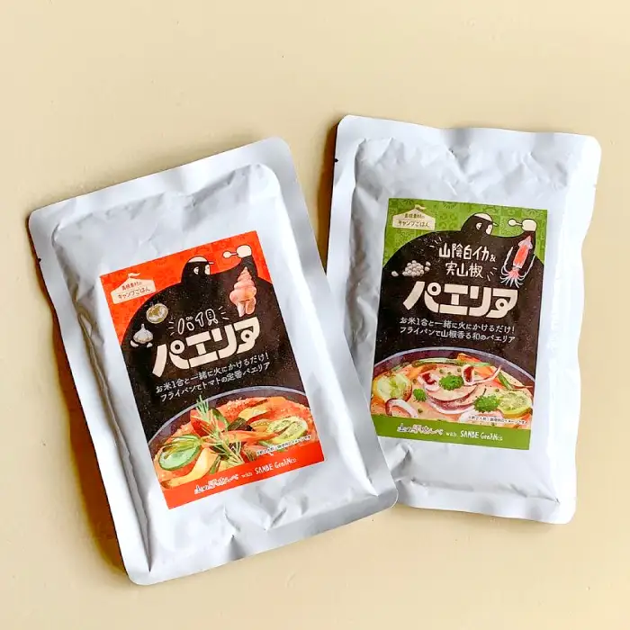 島根素材のこだわりキャンプごはんセット～パエリアベース2種×うきぬの米2合～【パエリア レトルト 無洗米 キャンプ BBQ お外ご飯 簡単 手軽 即席 本格的 豪華 トマトベース 魚介類 具材入り】