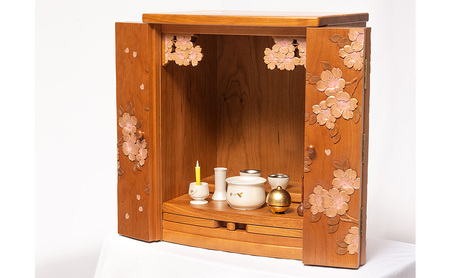 軽井沢彫り　大坂屋家具店　彩色仏壇 工芸品 民芸品 伝統技術 仏具 鮮やかな彩色 お仏壇 桜の彫刻 優しい印象 軽井沢彫