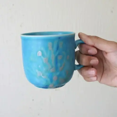 【datta.沖縄南の島陶芸工房】珊瑚カップ 青色（1つ） ☆ やちむん 読谷村 陶器 大岩浩章 色違い有 地場産品 伝統工芸品 手作り コップ