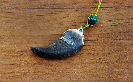 北海道枝幸産 ヒグマの爪ストラップ 4cm前後 【 くま 熊 ヒグマ 羆 アクセ スマホ ファッション小物 アクセサリー 民芸品 工芸品 伝統技術 北海道 オホーツク 枝幸 】