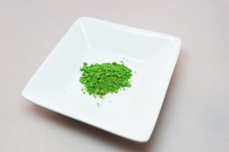 日本茶鑑定士監修の宇治抹茶（40g入り）と白ティーカップ〈お茶 茶 煎茶 緑茶 粉末 宇治抹茶 抹茶 ティーカップ 石臼挽き 飲料 加工食品 ハンドメイド 日本茶鑑定士〉