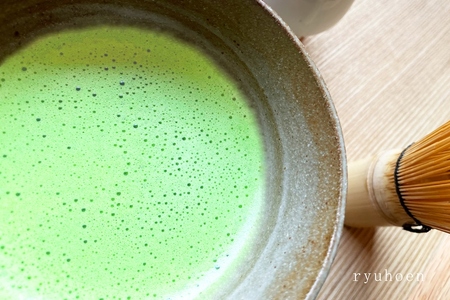 日本茶鑑定士監修の宇治抹茶（40g入り）と黒ティーカップ〈お茶 茶 煎茶 緑茶 粉末 宇治抹茶 抹茶 ティーカップ 石臼挽き 飲料 加工食品 ハンドメイド 日本茶鑑定士〉