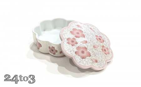 有田焼 春の器 虹彩桜花型 ボンボニエール 24to3【西富陶磁器オリジナル】食器 うつわ 器 菓子器 蓋物 磁器 小物入れ 小箱 桜 さくら ピンク ひなまつり お祝い ギフト bi073