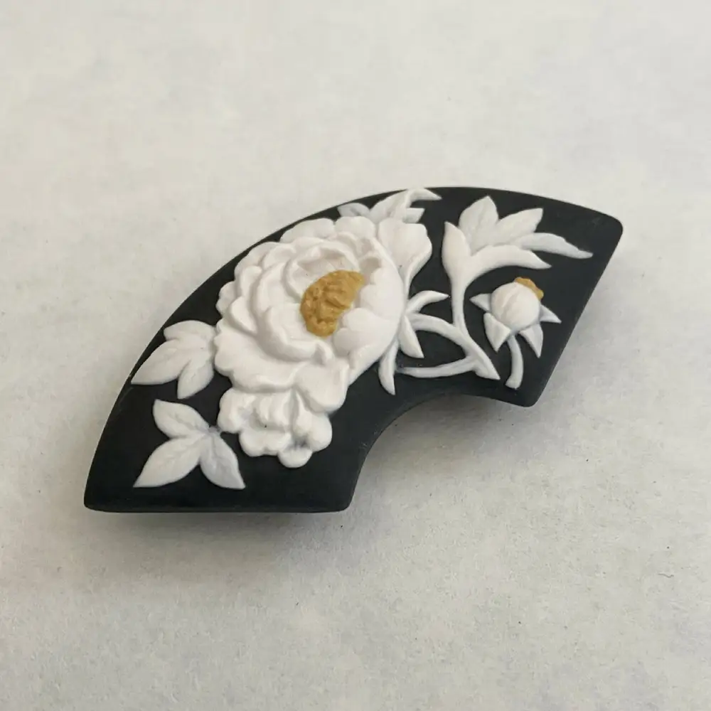 帯留 牡丹（墨色）/ アクセサリー 装飾品 ブローチ ペンダント カメオ アンティーク レトロ / 瀬戸市 / 陶華 [BBCD005]
