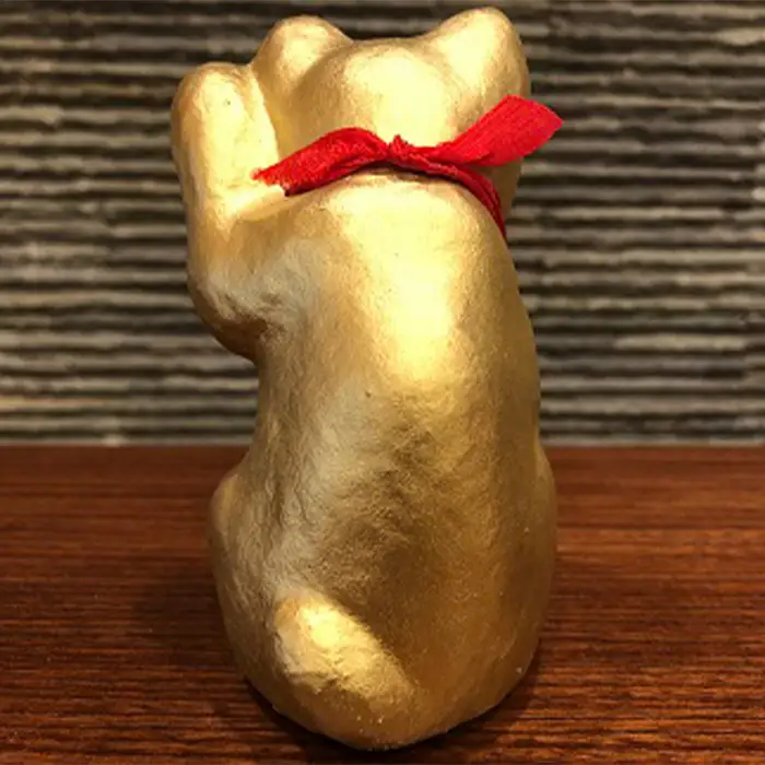 【鴻巣の赤物】招き猫（金） 縁起物 ギフト 置物 インテリア 商売繁盛 金運 風水 開運招福 開業祝い 居酒屋 カフェ レストラン 美容室 まねきねこ コンパクト おしゃれ かわいい 玄関 猫好き 送料無料 No.005-03