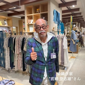 座布団 染織作家コラボレーション 手描き染め 本麻座布団 55×59cm グレー調四角形 ＜亀屋寝装センター＞