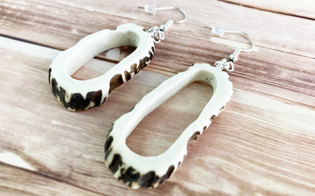 鹿の角 ピアス 丸型 【竜鹿】／ 鹿角 鹿 しか シカ グッズ 本物 加工 加工品 工芸 工芸品 クラフト アクセサリー 雑貨 不揃い ふぞろい 左右セット ギフト プレゼント 贈り物 おしゃれ オシャレ 人気 おすすめ