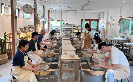 やちむん植木鉢作り体験　ガジュマル付き【SDGｓ】 やちむん 焼き物 陶芸 ガジュマル 植木鉢 体験 伝統 工芸 植物 鑑賞用 観葉植物 インテリア 初心者 ふるさと納税 おきなわ 沖縄 オキナワ 名護 ナゴ 国産