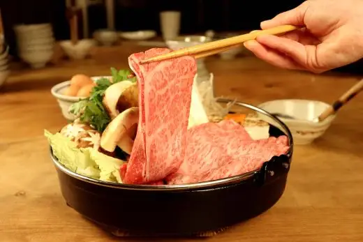 [A5等級] 飛騨牛 霜降り 牛肉 すき焼き ・ しゃぶしゃぶ 用 肩ロース 600g A5 和牛【岐阜県瑞穂市】
