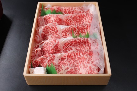 極上近江牛 モモ すき焼き・しゃぶしゃぶ用 500g 株式会社びわこフード(近江牛専門店 万葉) 滋賀県 東近江市 B-D15 すき焼き しゃぶしゃぶ 和牛 牛肉 A5 A4