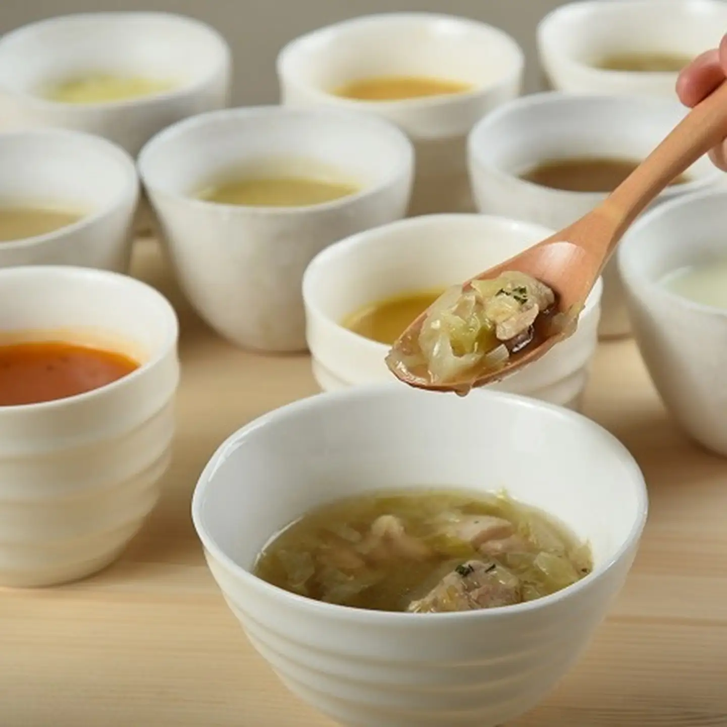 KUREHAの【人に優しい佐賀野菜のスープ】10袋 佐賀県 佐賀市 冷凍スープ 野菜スープ 添加物不使用スープ トマト かぼちゃ さつまいも キャベツとベーコン キャベツと有田鶏 スナップエンドウ ブロッコリー じゃがいも 人参 玉ねぎ ：B255-002