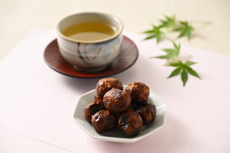 ミヤト製菓　コロ玉かりんとう黒 200g×12袋 ｜ かりんとう カリントウ 和菓子 菓子 スイーツ おやつ おいしい 定番 揚げ菓子 米油 老舗 お茶請け 黒糖 おかし 工場直送 お取り寄せ ギフト 贈答 贈り物 プレゼント ご褒美 茨城県 古河市 _EF07