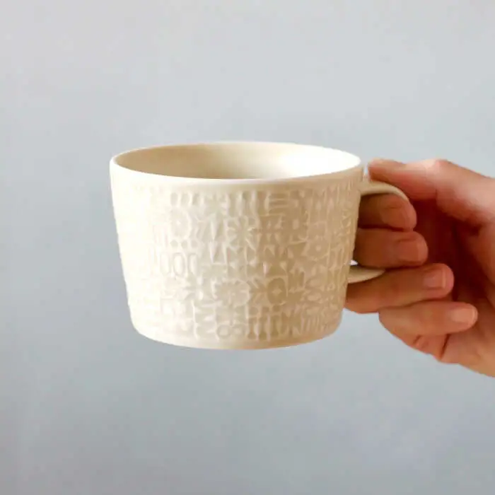 【波佐見焼】PATTERNED MUG ペア2色セット  ecru＋greige 【BIRDS’ WORDS】[CF082]
