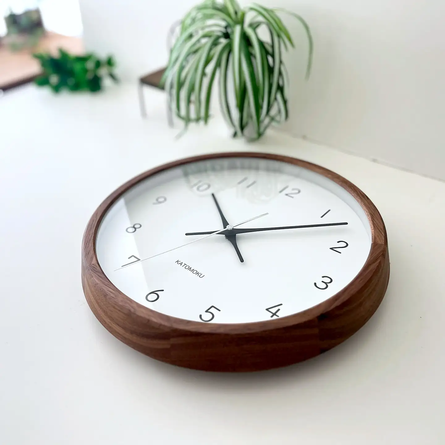 KATOMOKU muku clock 13≪km-104WARC≫ウォールナットの木枠電波時計【B-39】　