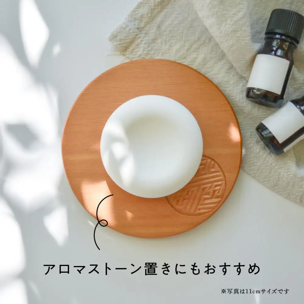 紗綾形の彫刻が美しい『cosaya』ブランドの木製銘々皿シリーズ　木製　丸皿（13cm） D柄