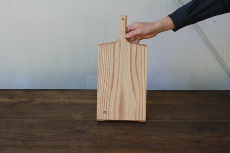 カッティングボード「ハゴイタ」 カッティングボード まな板 羽子板型 ハゴイタ 北杜市産栗材使用 自然塗料仕上 天然木 無垢材 1点物 キッチン用品 ギフト 贈り物 やまのかみ木工所 山梨県 北杜市 [h016]