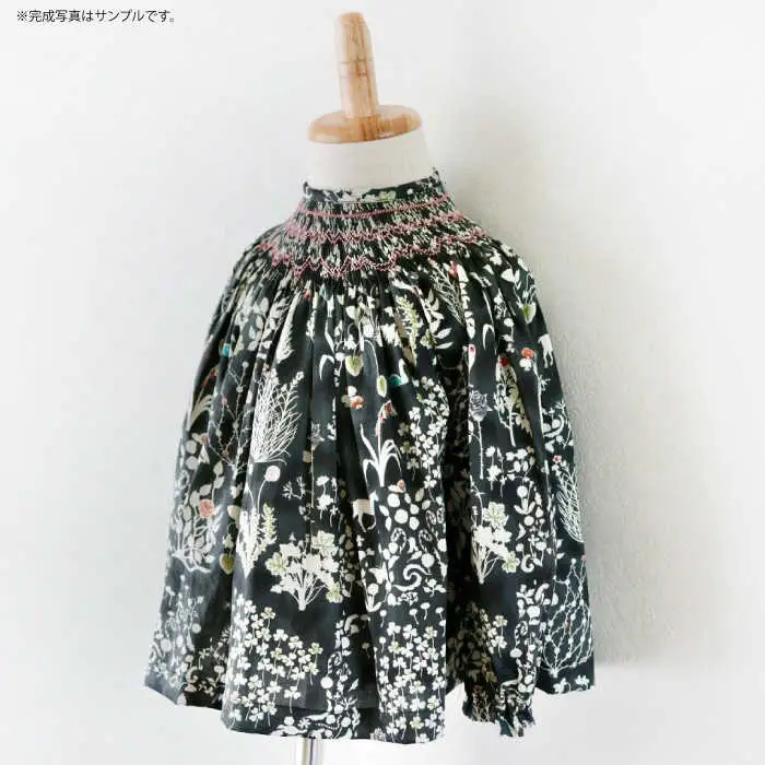 リバティ＜ベッツィーベリーネオンブルー＞スモッキング刺繍のビショップブラウス キッズサイズ 100 / キッズ ブラウス 刺繍 綿100％ リバティ / 諫早市 / まち工房 Filage[AHER001]