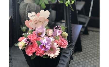 【花瓶いらず！】ピンクカーネーションでふわもこケーキのようなフラワーアレンジ！ そのまま飾れる プレゼント 贈り物 還暦 記念日 お誕生日 お祝い 母の日 H174-005