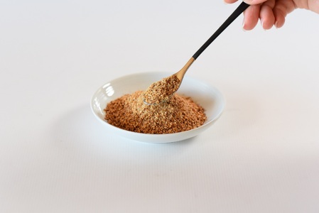 すりごま2種 すりゴマ 胡麻 ゴマ 国産 希少 料理 アレンジ 金ごま 黒ごま goma 袋 チャック付き セット セサミ 風味 香り トッピング 粗挽き あらびき 石臼 炒め物 食品 乾物 料理 ふりかける 混ぜる 香ばしい こうばしい