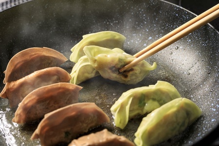 《タレ：柚子胡椒たれ》＜国産野菜と県産豚肉をつかった冷凍生餃子いろいろ食べ比べセット 6種×5個 選べるオリジナルタレ1個＞（合計30個・各5個）プレーン・チーズ、生姜、野菜、梅、キムチをセットに♪【MI096-hc-02】【ハチサンイチ】