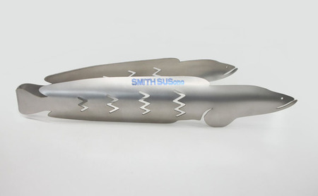 トング 使うたびに愛着が湧く、雷魚がモデルのチタン製トング (250mm)【 TITANIUM Tongs 雷魚 Snakehead L250 】 チタン 衛生的 水洗い 軽量 耐食性 裾野市 静岡県