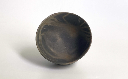 三石窯 茶碗 緋襷黒【 地球にやさしい 再生素材 陶器 】
