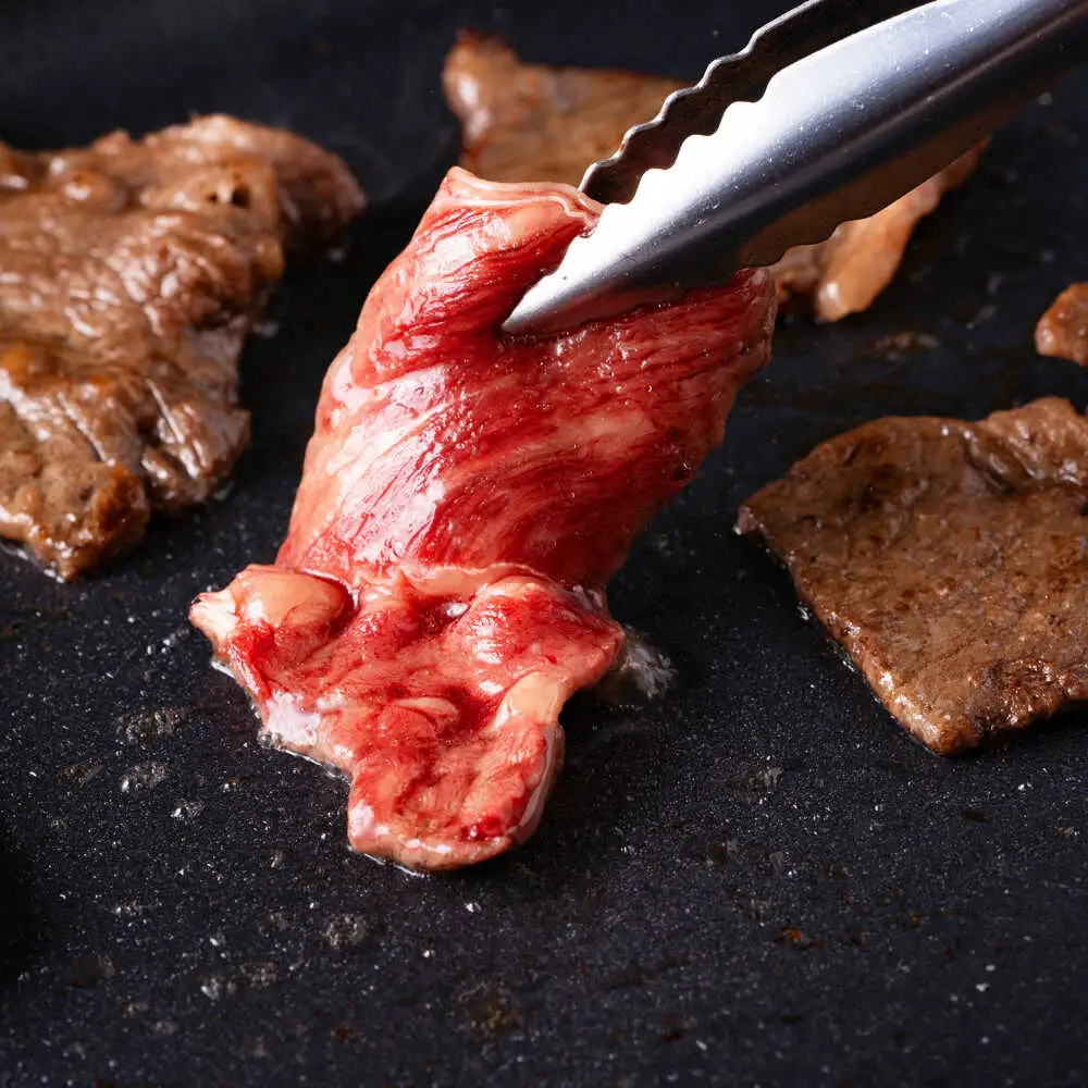 【全12回定期便】【訳あり】赤牛 焼肉用カット（バラ・ロース） 約500g / 不揃い あか牛 焼肉 熊本県産 冷凍[AYBV011]