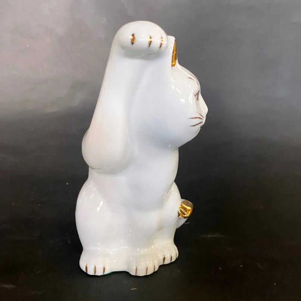 【瀬戸焼】横猫 ホワイト 本金 右手上げ 17.5cm 化粧箱入り【スズカ】 / 招き猫 インテリア 雑貨 置き物 開運 / 瀬戸市 [BBDJ009]