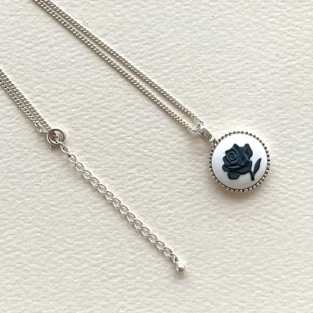 ＜ROUND＞シルバーペンダント 薔薇 ホワイト / ペンダント ネックレス アクセサリー ギフト 贈り物 / 瀬戸市 / 陶華[BBCD020]