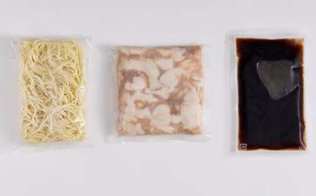 ぷるっぷる♪博多もつ鍋セット（あごだし醤油味）3～4人前×3個セット ちゃんぽん麺付き もつ鍋 モツ鍋 もつ モツ 牛もつ 牛モツ ホルモン 牛小腸 鍋 セット やまや 九州 福岡県 苅田町 冷凍