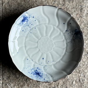 有田焼 吹き墨縁錆睡蓮彫 和皿 2枚セット【有田焼 花伝作】食器 器 うつわ 皿 和皿 小皿 取皿 2枚 セット 吹き墨 渕錆 ホワイト ブルー 電子レンジ対応 dw018