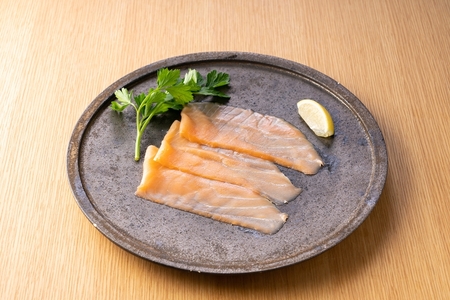 [大判]《スモーク ノルウェーサーモン》600g (60g×10P) 熟練職人の手切り [1139]