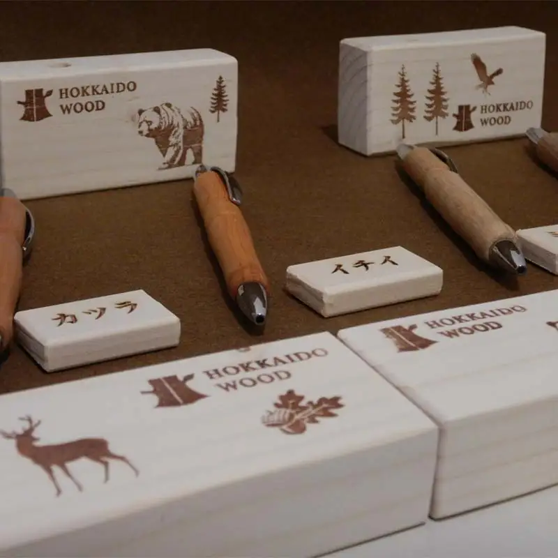 木製ボールペン、木製ペン立て 1組セット HOKKAIDO WOOD 木工 木製 おしゃれ 小物入れ オフィス用品 デスク用品 事務用品 ナチュラル 文房具  F6S-453